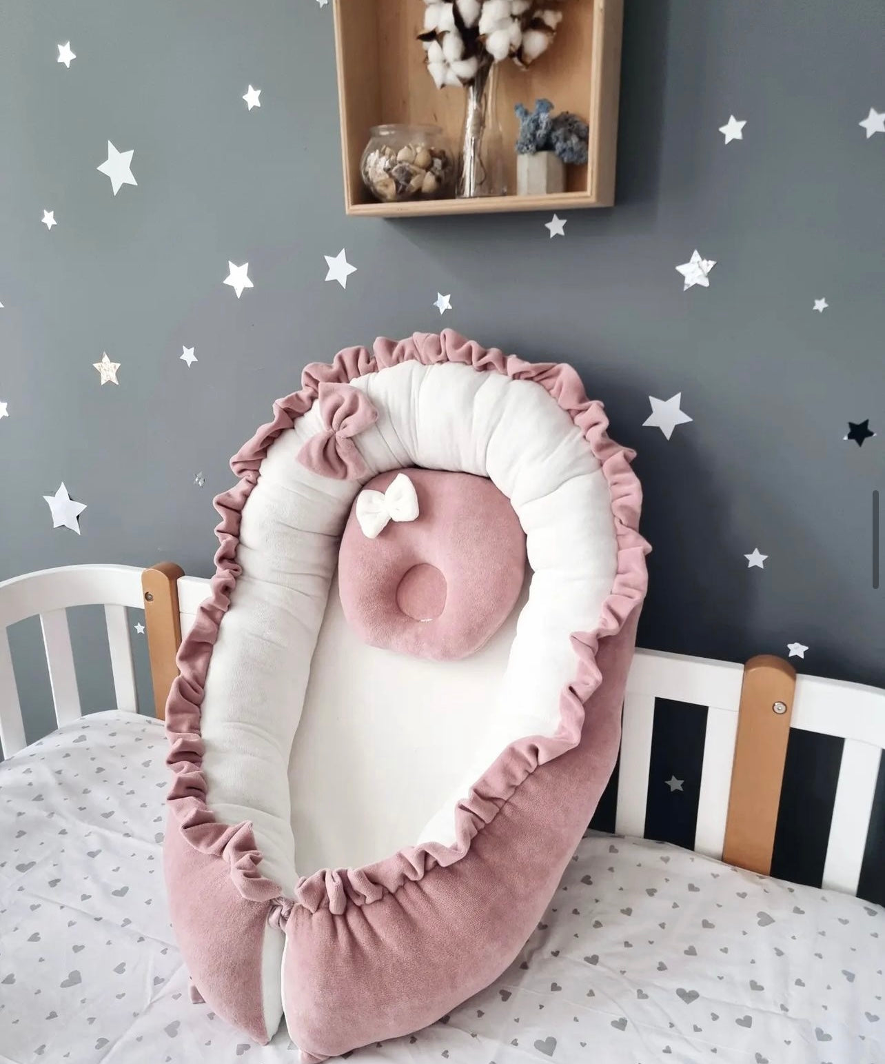 NID/COCON bébé en velours avec papillon