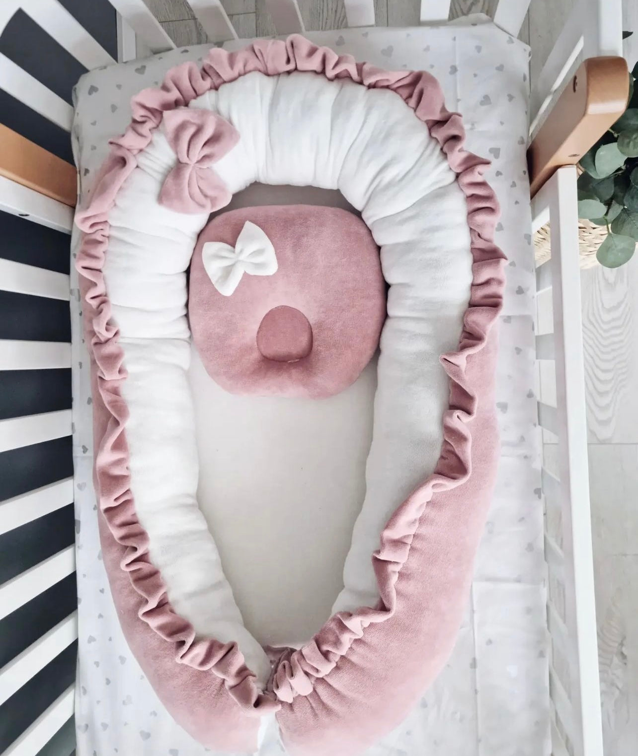 NID/COCON bébé en velours avec papillon